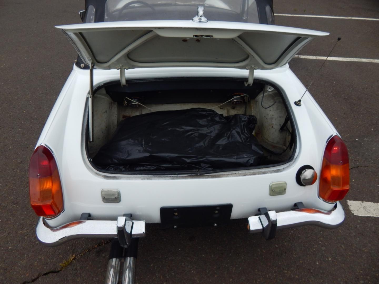 1972 White /Black MG Midget (GAN5UC10613) with an 4 cylinder engine, 4 speed manual transmission, located at 6528 Lower York Road, New Hope, PA, 18938, (215) 862-9555, 40.358707, -74.977882 - Here for sale is very nice 1972 MG Midget convertible. Under the hood is a 4 cylinder which puts power to the rear wheels via a 4 speed manual transmission. Features include; black vinyl interior in great shape, wooden shift knob, AM/FM/CD, Sony head unit, Black vinyl convertible top, chrome bumpe - Photo#9